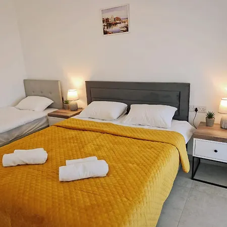 Family Large In Bahceli Lägenhet